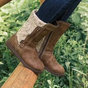 NWT Muk Luks Womens Light Brown Stacy Zip Up Boots Size 7 Cable Knit Back Casual